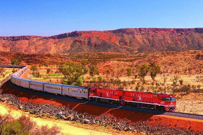 The Ghan là một trong những đoàn tàu vận chuyển hành khách bằng đường sắt dài nhất trên thế giới, kết nối hai vùng Nam - Bắc của Úc.