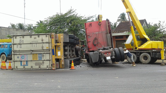 Xe container tông xe tải và đâm vào nhà dân khu vực Mũi Tàu, quốc lộ 1, xã Hoài Tân, huyện Hoài Nhơn, Bình Định (2-2017) - Ảnh: ÁNH NGUYỆT