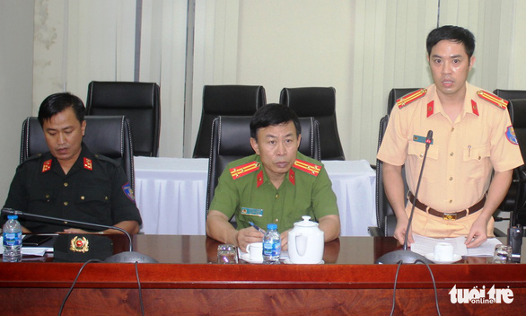 Trung tá Huỳnh Trung Phong (bìa phải) chia sẻ về Tổ công tác 363 - Ảnh: SƠN BÌNH