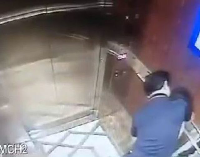 Hình ảnh cho thấy 1 gã đàn ông cố ép hôn 1 bé gái trong thang máy được cho là xảy ra ở quận 4, TPHCM