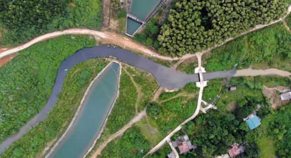 Nguồn nước ô nhiễm màu đen chảy vào nguồn cấp nước cho Công ty nước sạch Sông Đà - Ảnh tư liệu